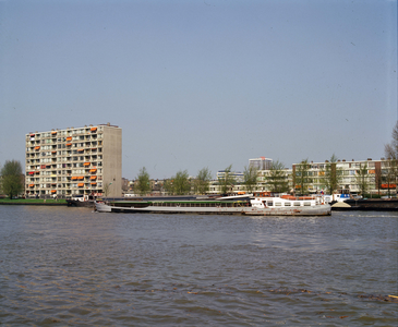 835875 Gezicht op een binnenvaartschip op het Amsterdam-Rijnkanaal te Utrecht.